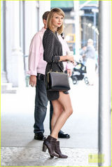 组图：斯威夫特身着波点裙出街 露长腿笑容甜腻