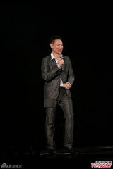 组图：孙燕姿演唱会紧身裤玩倒立 牵手张学友