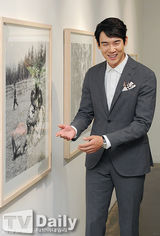 组图：演员柳演锡办个人影展 用镜头传递希望