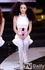 组图：韩团Kara发布会 露脐白衣性感十足