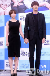 组图：BTOB星材A pink初珑牵手出席发布会