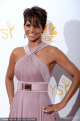 组图：女演员哈莉-贝瑞短发造型登台