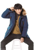 组图：玄彬拍秋冬写真 演绎时尚成熟户外风