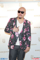 组图：徐濠縈欲把Eason未遮羞版专辑封面晒微博