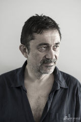 组图：导演锡兰拍写真 留灰白胡子展沧桑范儿