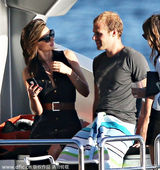 组图：米兰达密会高帅富 搂腰拍照疑新恋情曝光