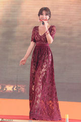 组图：柳岩出席活动 与保安合影被赞很亲和