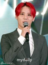 组图：JYJ全员现身 金俊秀红发吸睛搞笑不断