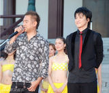 组图：小栗旬豪放向比基尼美女放水玩湿身诱惑