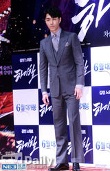 组图：《高跟鞋》发布会 车胜元帅气西装亮相