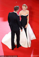 组图：S女王捧场老公新片 红毯鸳鸯羡煞旁人