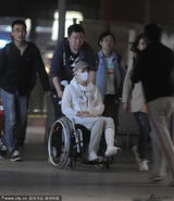组图：宋丹丹摔跤致骨裂 坐轮椅低调避免被认出