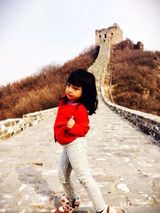 组图：赵薇抱女出游 小四月戴发箍大眼漂亮