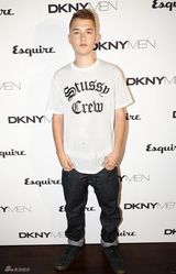 组图：裘德-洛17岁儿子当模特 帅气走秀似父亲