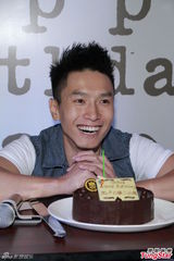 组图：陈柏宇办生日会扬言三年后与女友结婚