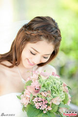 组图：王奕敏许嘉伟拍婚纱照 艳阳灿烂笑容甜美