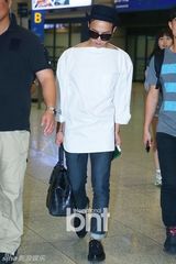 组图：GD权志龙潮装现身机场 墨镜难掩憔悴面容