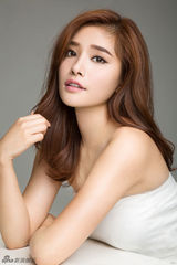 组图：易易紫小露香肩妩媚撩人 演绎猫性女神