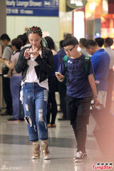 组图：孙茜七彩编发造型怪诞 破洞裤配土豪金鞋