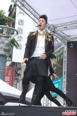 组图：潘玮柏《小丑》自创MV挑战不同类型角色