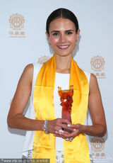 组图：导演吉尔莫秀奖杯 哈莉贝瑞获全球偶像奖