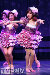 组图：《雨中曲》圭贤湿身放歌Sunny娇美可爱