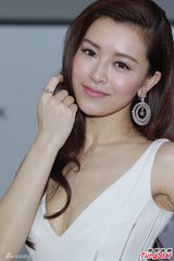 组图：文咏珊胸垫外露泄春光 称赞前老板黎明