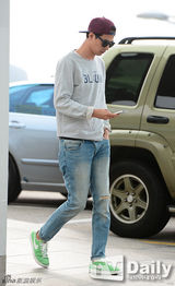 组图：赵寅成变休闲潮男 帽子反戴胡茬有点帅