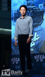 组图：长腿花美男李钟硕出席活动显羞涩