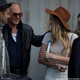 组图：德普超高发际线亮相 与未婚妻片场咬耳朵