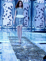 组图：模特赛现活虫T台 佳丽赤脚上阵腿软摔倒