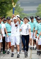 组图：韩星李诗英孝琳为亚运会传递火炬