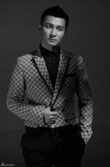 组图：贺刚型男时尚大片 秀肌肉释放荷尔蒙魅力