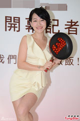 组图：小S昏倒后首露面 搔首弄姿大秀美腿翘臀