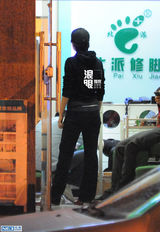 组图：朱丹周一围夜会逛街 甜蜜牵手似老夫老妻