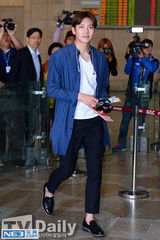 组图：池昌旭赴日办粉丝会 衬衣休闲风亮相机场