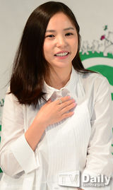 组图：韩星闵孝琳亮相 白衣长发清新范儿