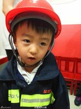 组图:张柏芝母子会友 兄弟俩扮消防员乐在其中