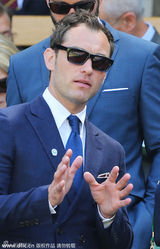 组图：裘德-洛帅气观战温网 布拉德利与女友调情