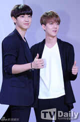 组图：EXO黑白酷装亮相 灿烈搞怪表情多