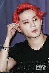 组图：JYJ举行新专发布会 露胸肌秀性感