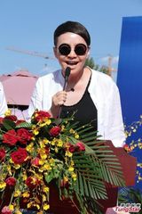 组图：宋丹丹顶酷暑出席活动 巴图孝顺陪同