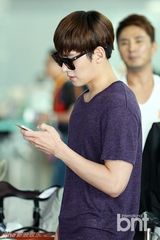 组图：韩星池昌旭赴港 休闲装扮清爽帅气