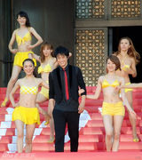 组图：小栗旬豪放向比基尼美女放水玩湿身诱惑