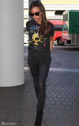 组图：贝嫂骷髅潮T现身机场 戴金腕表霸气十足