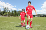 组图：田亮父女踢足球欢乐多 森蝶变身女汉子