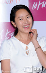 组图：韩星尹珍瑞镂空白裙优雅亮相试映会