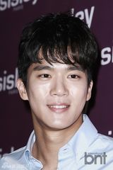 组图：韩星李素妍着金色迷你裙秀性感美腿