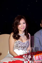 组图：亚姐张文慈低胸有料 与高层咬耳朵热聊