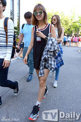 组图：4minute泫雅参加彩排 戴墨镜尽显女王风范